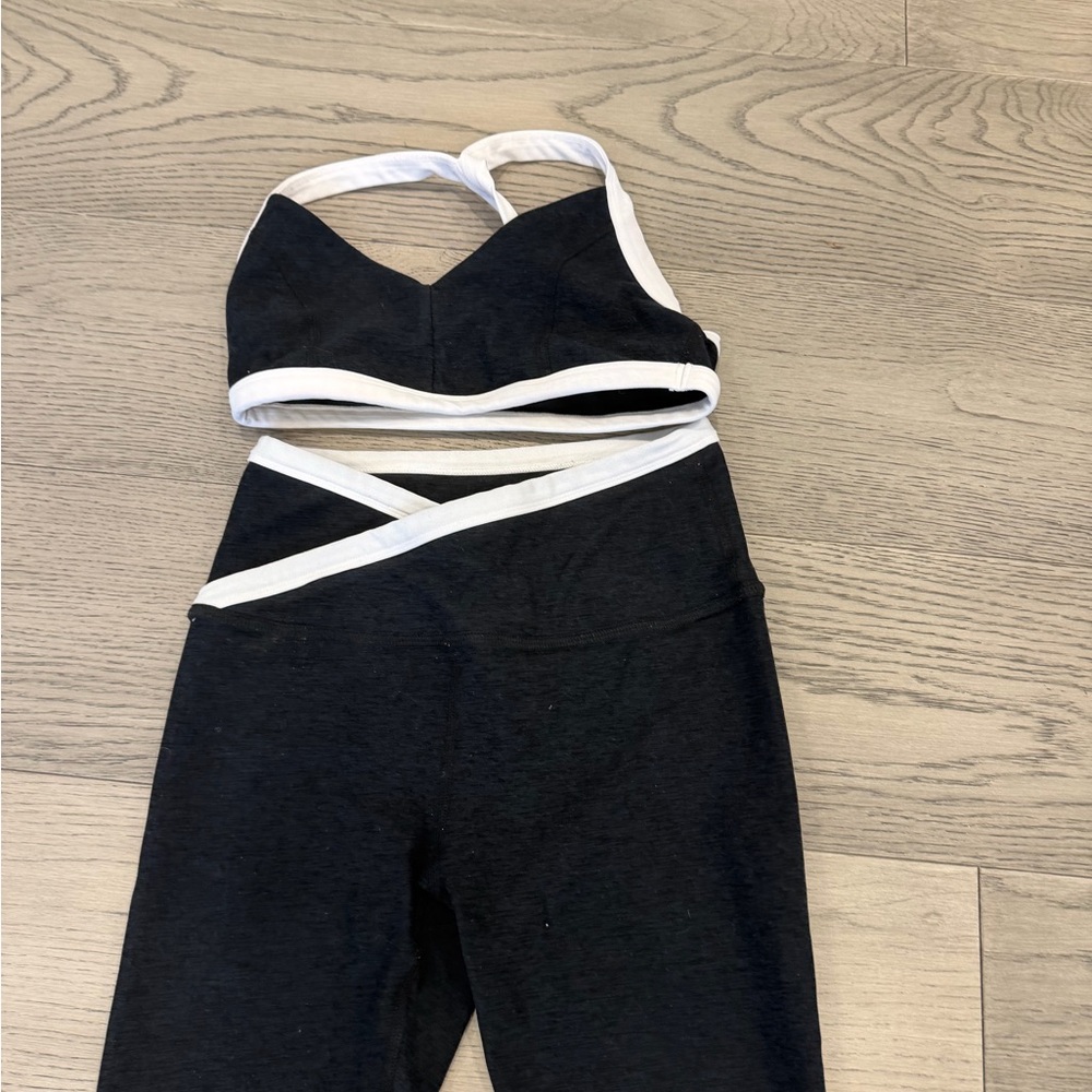 Beyond Yoga Bra and Leggings Set - Picture 2 of 4